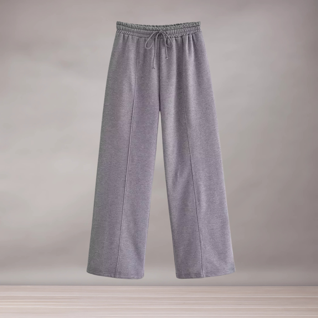 Woman relaxed set with high waist pants and zipped sweatshirt | Comfort and daily style