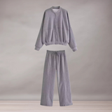Woman relaxed set with high waist pants and zipped sweatshirt | Comfort and daily style