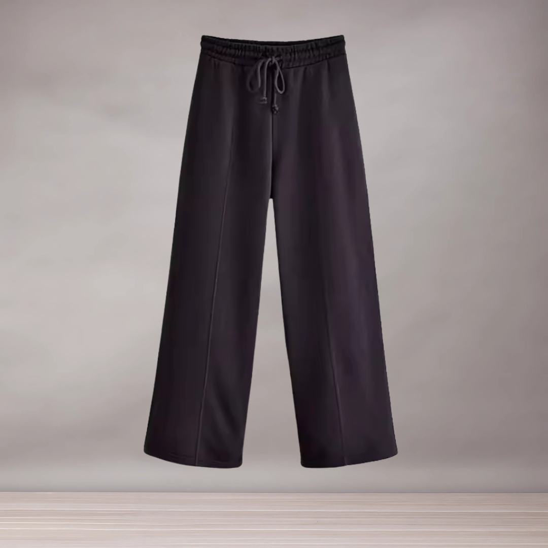 Woman relaxed set with high waist pants and zipped sweatshirt | Comfort and daily style