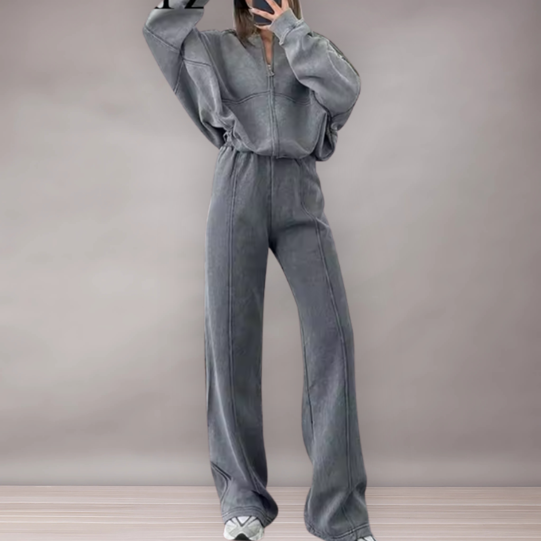 Woman relaxed set with high waist pants and zipped sweatshirt | Comfort and daily style