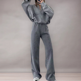 Woman relaxed set with high waist pants and zipped sweatshirt | Comfort and daily style