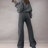 Woman relaxed set with high waist pants and zipped sweatshirt | Comfort and daily style