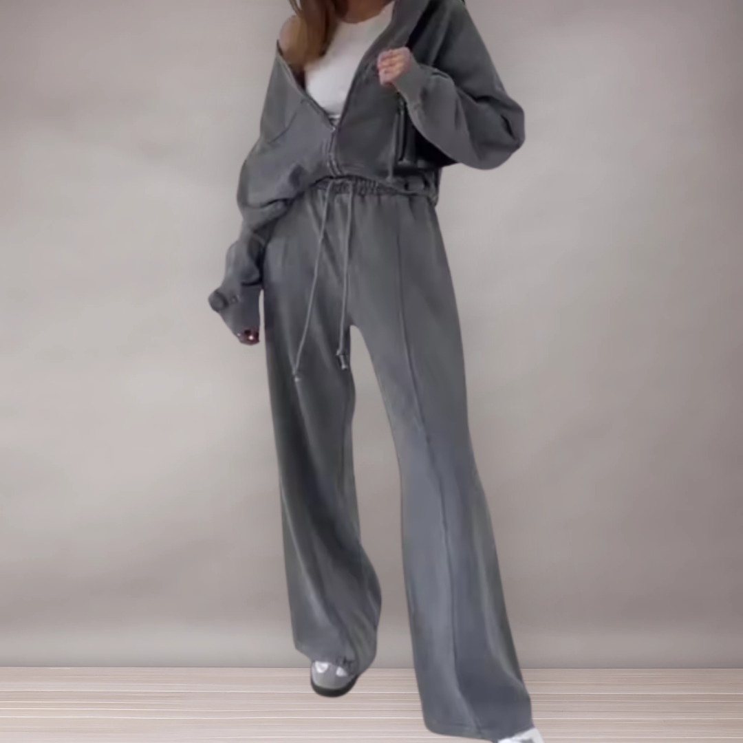 Woman relaxed set with high waist pants and zipped sweatshirt | Comfort and daily style