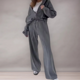 Woman relaxed set with high waist pants and zipped sweatshirt | Comfort and daily style