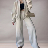 Woman relaxed set with high waist pants and zipped sweatshirt | Comfort and daily style
