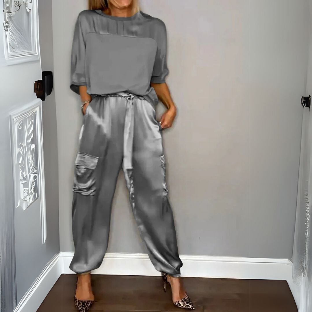 Tirenta - Ensemble deux pièces Mia en satin ample, avec haut à manches courtes et pantalon de jogging