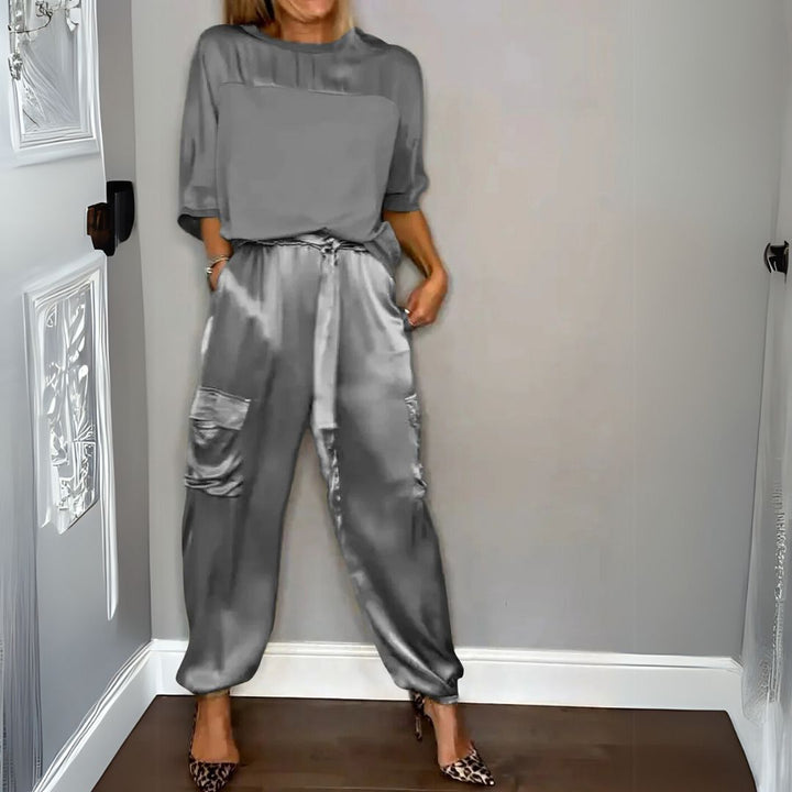 Tirenta - Ensemble deux pièces Mia en satin ample, avec haut à manches courtes et pantalon de jogging