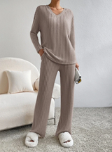 Ensemble deux pièces pour femme | Haut à col en V et pantalon à jambes larges