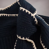 Sweter kobiet z węzłem kołnierza | Kontrastowane wykończenie