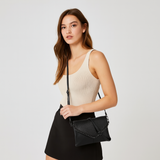 Sac à bandoulière enveloppant pour femme | Détail chaîne